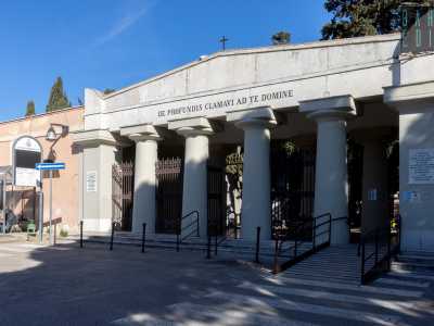 Lo Spomenik del cimitero di Barletta